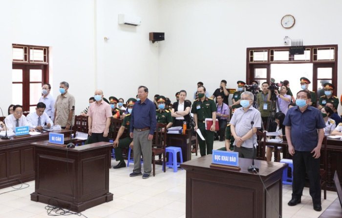 Mộng thấy mình ra tòa cùng với bạn thân