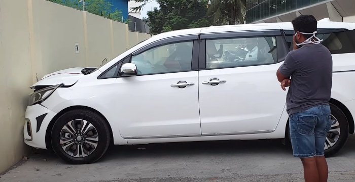Chiêm bao thấy mình thi lái xe đâm vào tường